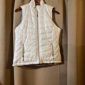 Puffer vest reversible jacket.